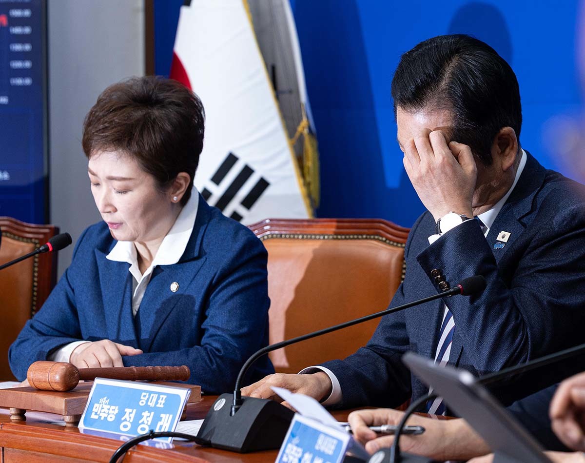 정청래 더불어민주당 대표가 2일 서울 여의도 국회에서 열린 최고위원회의에서 이마를 만지고 있다. 왼쪽이 이언주 최고위원. / 뉴스1