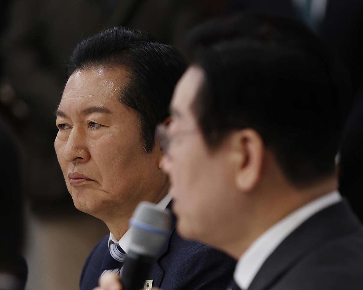 정청래 더불어민주당 대표가 1월 16일 청와대 상춘재에서 열린 정당 지도부 초청 오찬에서 이재명 대통령의 발언을 듣고 있다. / 뉴스1(청와대통신사진기자단)