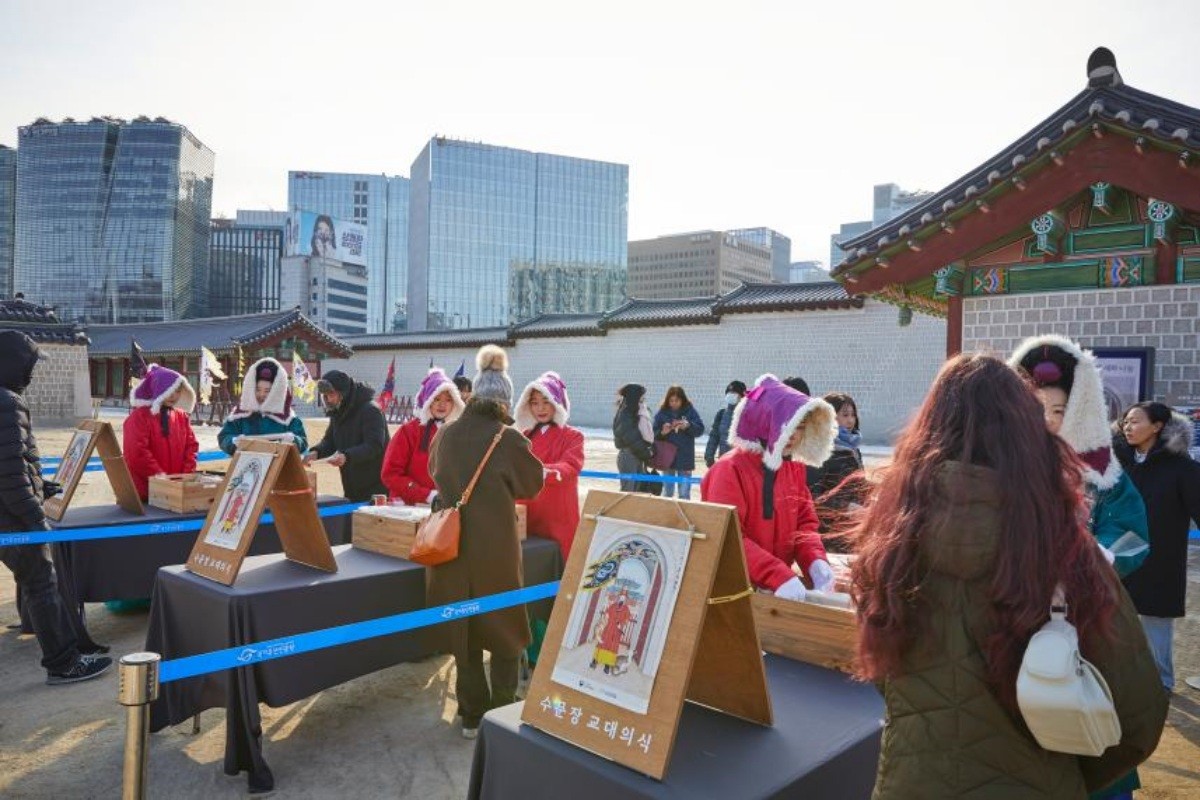 지난해 설 연휴 세화 나눔 행사 사진 / 국가유산청 제공