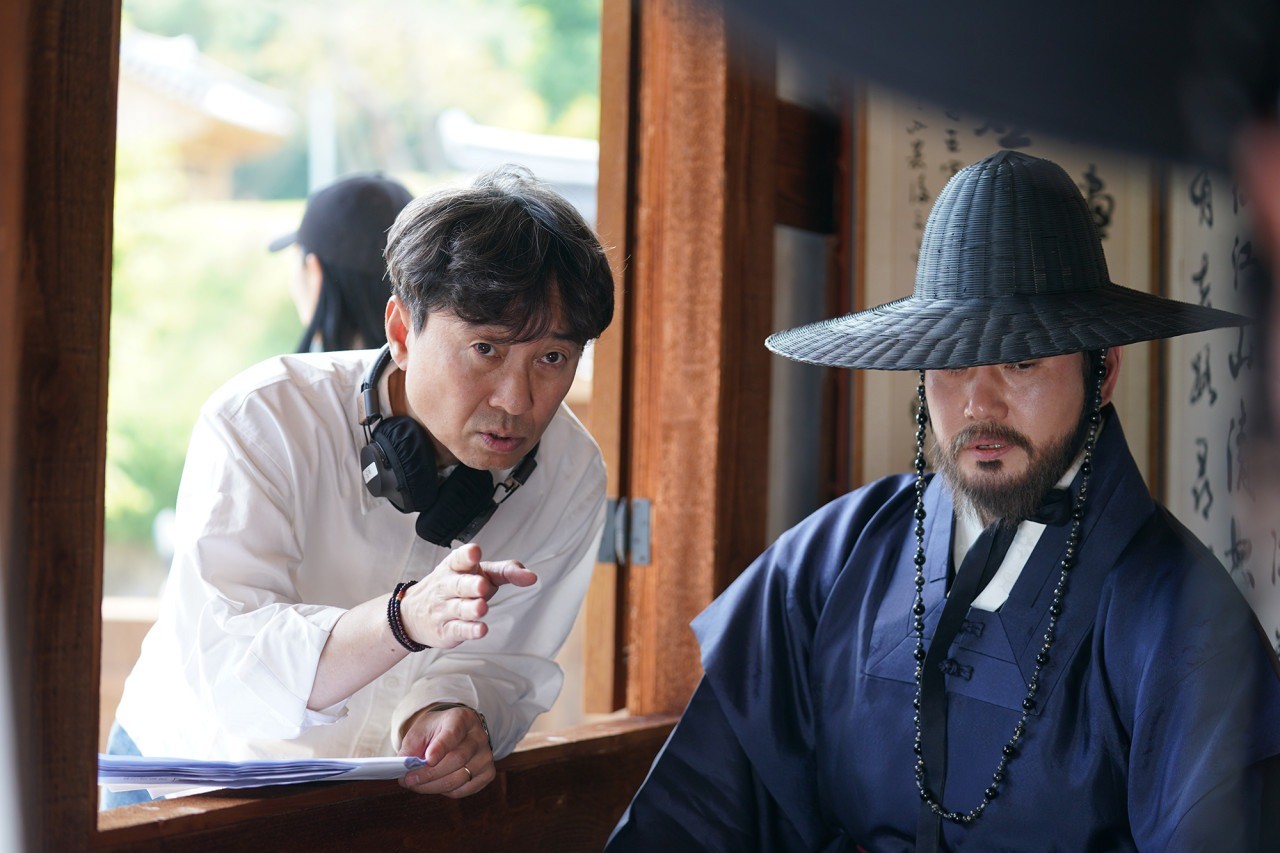 영화 '왕과 사는 남자' 촬영 중인 장항준 감독과 배우 유지태 / ㈜쇼박스