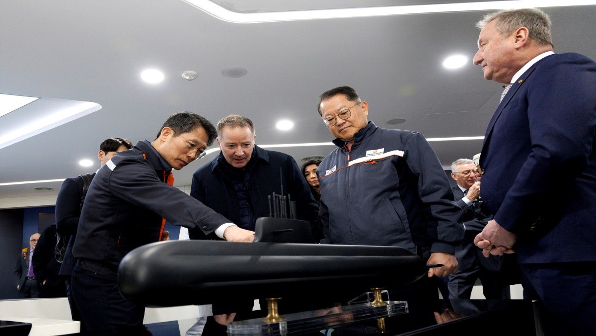 스티븐 퓨어 캐나다 국방조달 특임장관이 2일 한화오션 거제사업장을 방문해 관계자로부터 장영실함 모형에 대한 설명을 듣고 있다. / 한화오션 제공-뉴스1