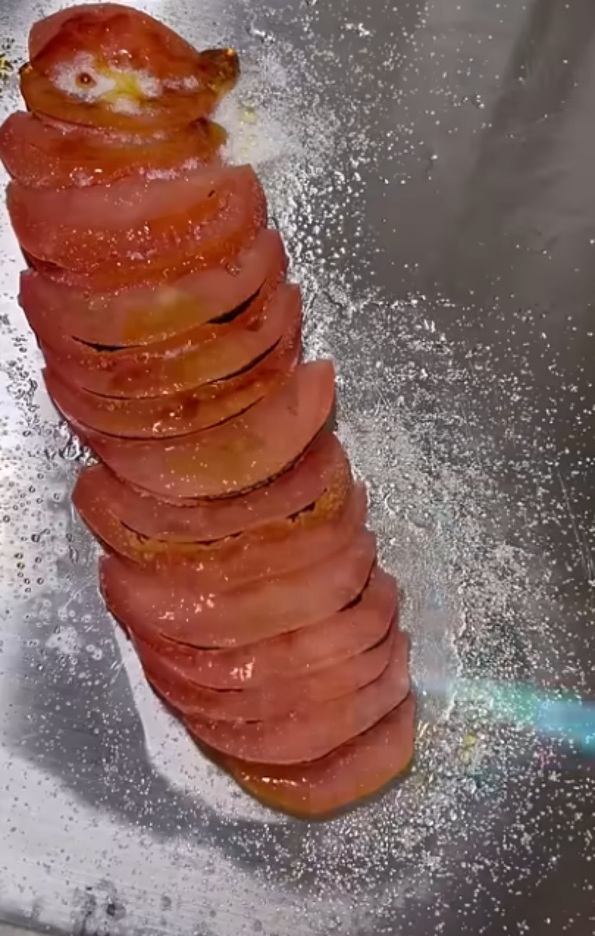 토치로 설탕을 녹이는 모습 / 유튜브 '와라잇'