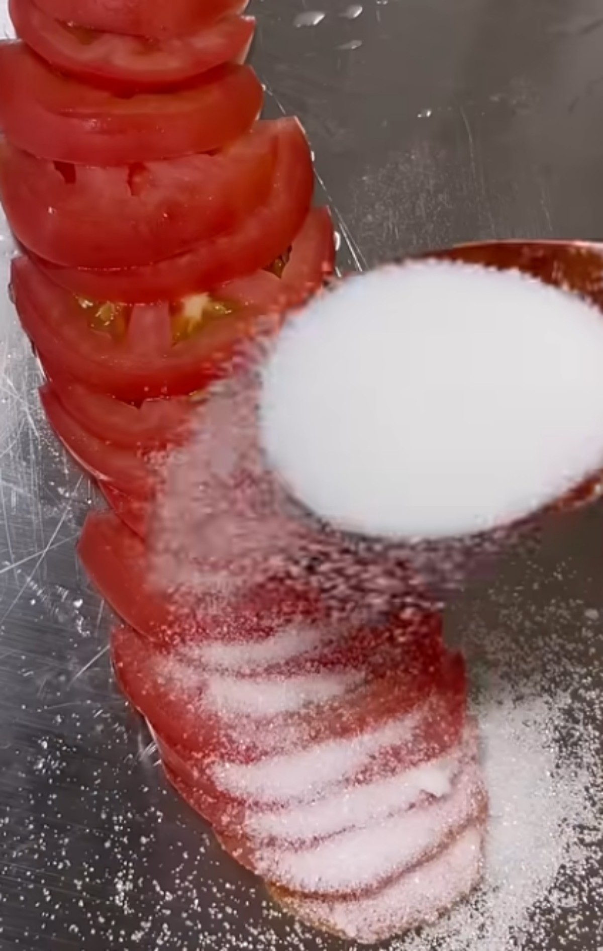 토마토에 설탕을 뿌리는 모습 / 유투브 '와라잇'