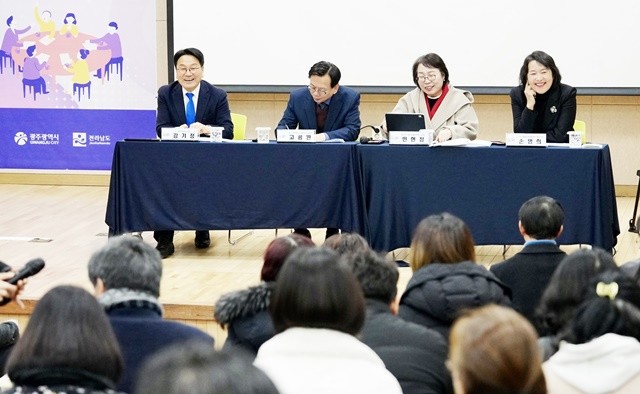 강기정 광주광역시장이 2일 광산구 이야기꽃도서관 너른마루에서 열린 ‘광주전남 통합 주민자치·마을공동체 분야 시민공청회’에 참석해 광주전남 통합의 배경과 경과, 향후 일정을 설명하고 있다. /광주광역시 제공