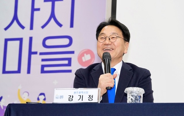 강기정 광주광역시장이 2일 광산구 이야기꽃도서관 너른마루에서 열린 ‘광주전남 통합 주민자치·마을공동체 분야 시민공청회’에 참석해 광주전남 통합의 배경과 경과, 향후 일정을 설명하고 있다. /광주광역시 제공