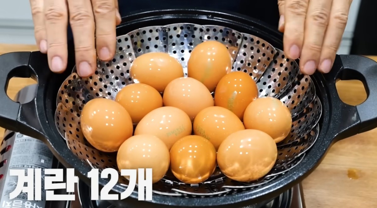 계란을 찜기에 넣는 모습 / 유튜브 '김대석 셰프TV'