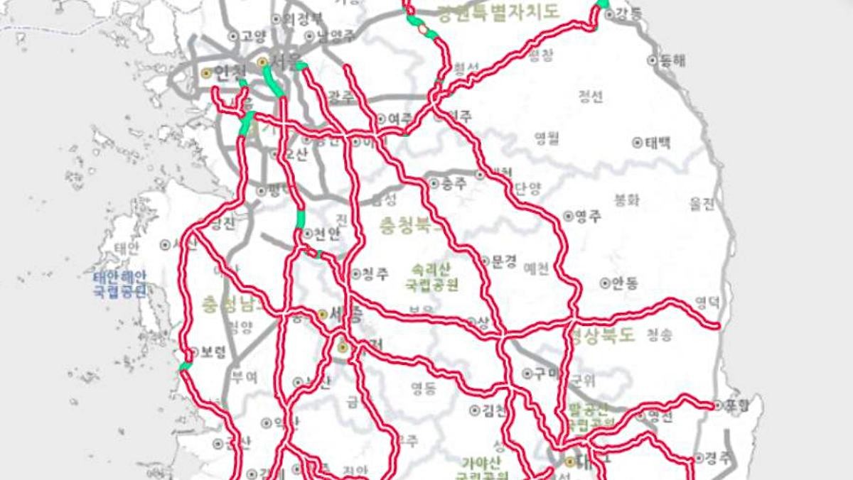 2일 오후 4시 30분 기준 기상청에 따르면 전국 곳곳의 도로가 살얼음 발생 가능 ‘위험’ 단계로 표시됐다.  / 기상청