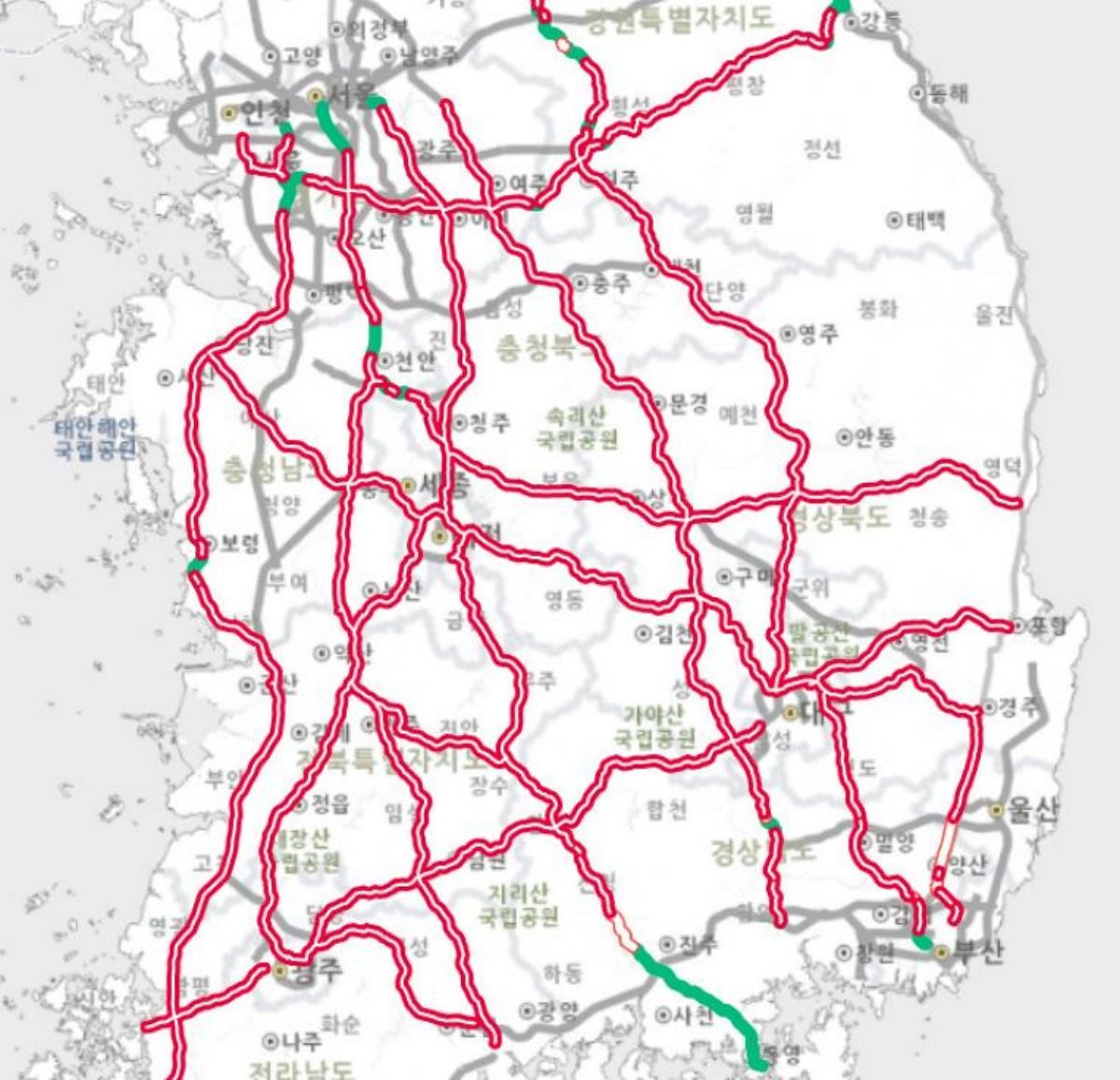 도로 위험도는 ‘안전·관심·주의·위험’ 네 단계로 나뉘는데, 가장 높은 4단계인 위험 수준이 2일 오후 수도권과 충청, 전라, 경상 지역까지 광범위하게 분포했다. / 기상청