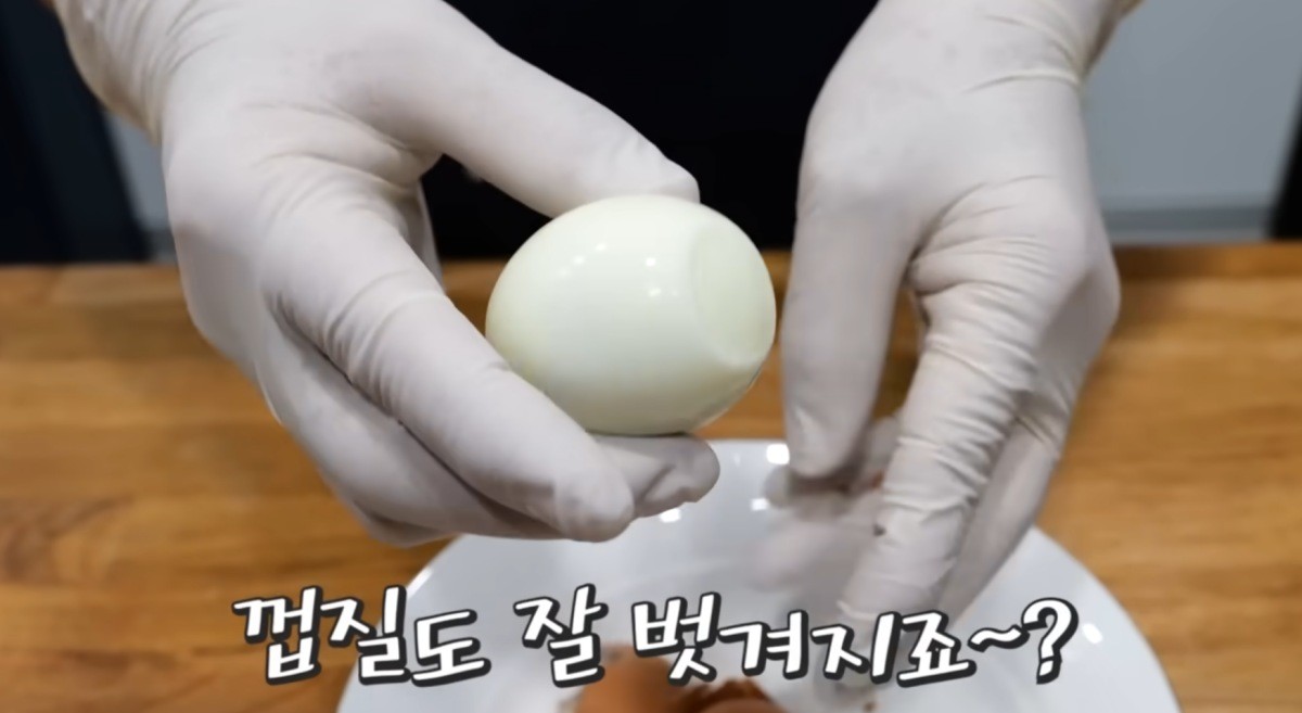 달걀 껍질을 쉽게 벗기는 모습 / 유튜브 '김대석 셰프TV'