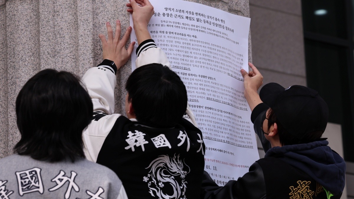 한국외국어대학교 총학생회를 비롯한 학생들이 지난 19일 오후 서울 동대문구 한국외대에서 학교 측이 제시한 올해 3.19%의 등록금 인상안에 항의하는 내용의 대자보를 붙이고 있다. / 뉴스1