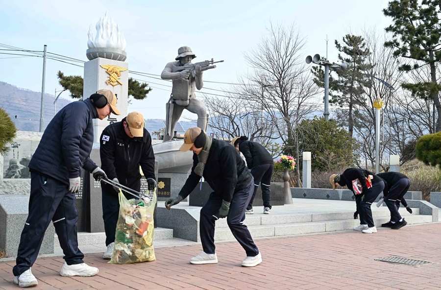 해군항공사 예하 637비행대가 경남 진해 해안도로 일대에서 환경정화활동을 펼치고 있다. / 이하 부대 제공