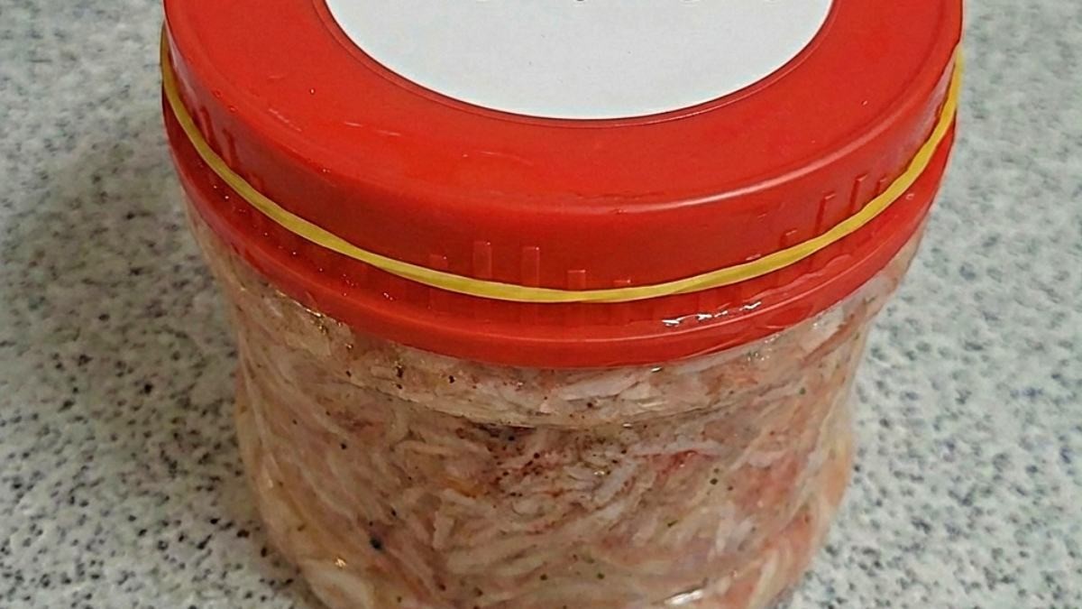 노란 고무줄로 안 열리는 뚜껑 쉽게 열기. 기사 내용 토대로 AI툴 활용해 제작한 자료사진.