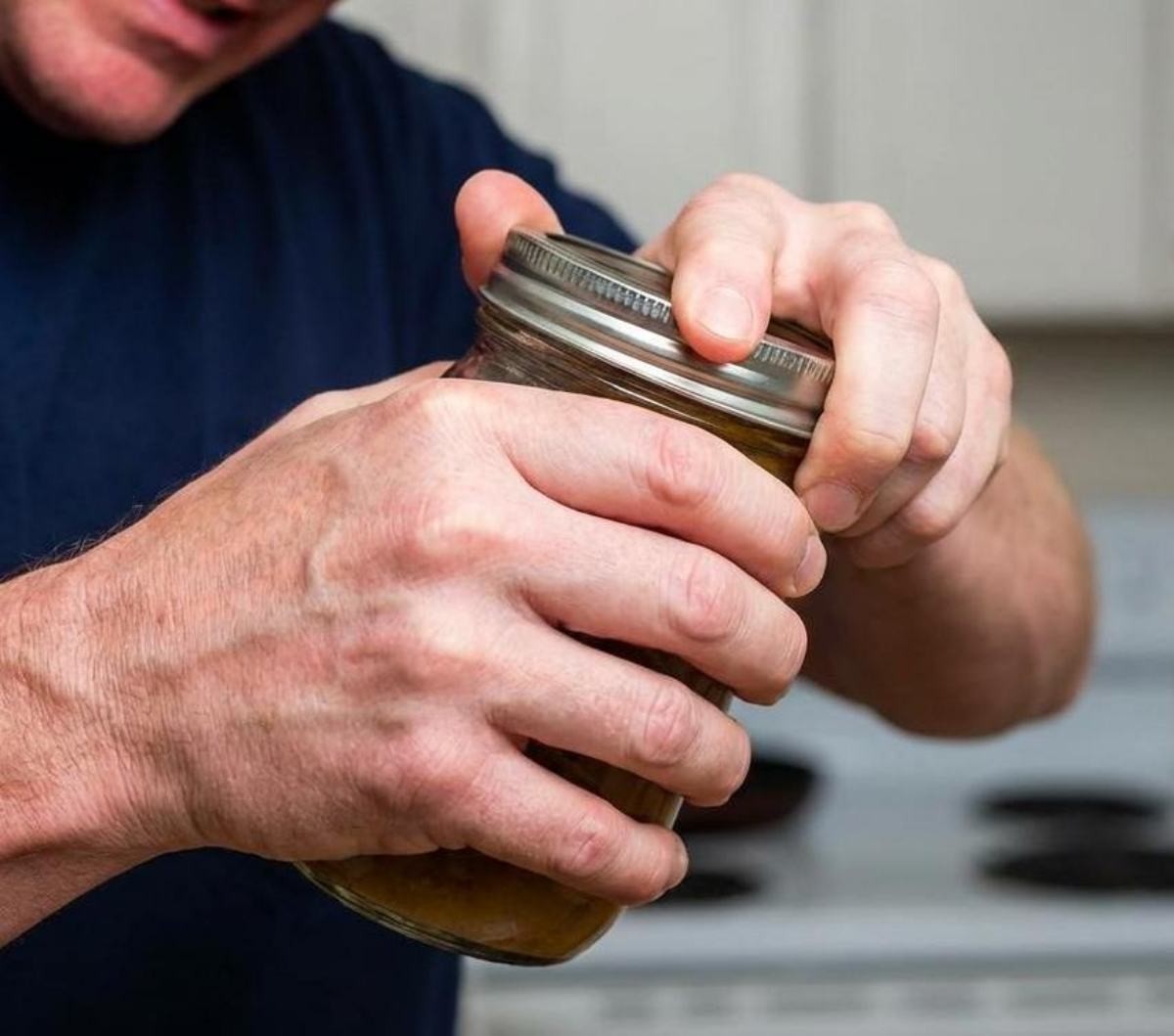 아무리 힘을 줘도 잘 안 열리는 뚜껑. 기사 내용 토대로 AI툴 활용해 제작한 자료사진.