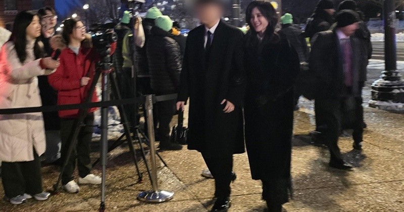 이부진 호텔신라 사장과 아들 임모 군과 함께 미국 워싱턴DC 스미스소니언 국립아시아미술관에서 열린 '이건희 컬렉션' 특별전 갈라 행사장에 입장하고 있다. / 뉴스1