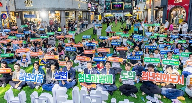 지난해 9월 연향동 패션의 거리에서 열린 ‘2025 순천 청년의 날 축제’에 참여한 청년들이 기념촬영을 하고 있다