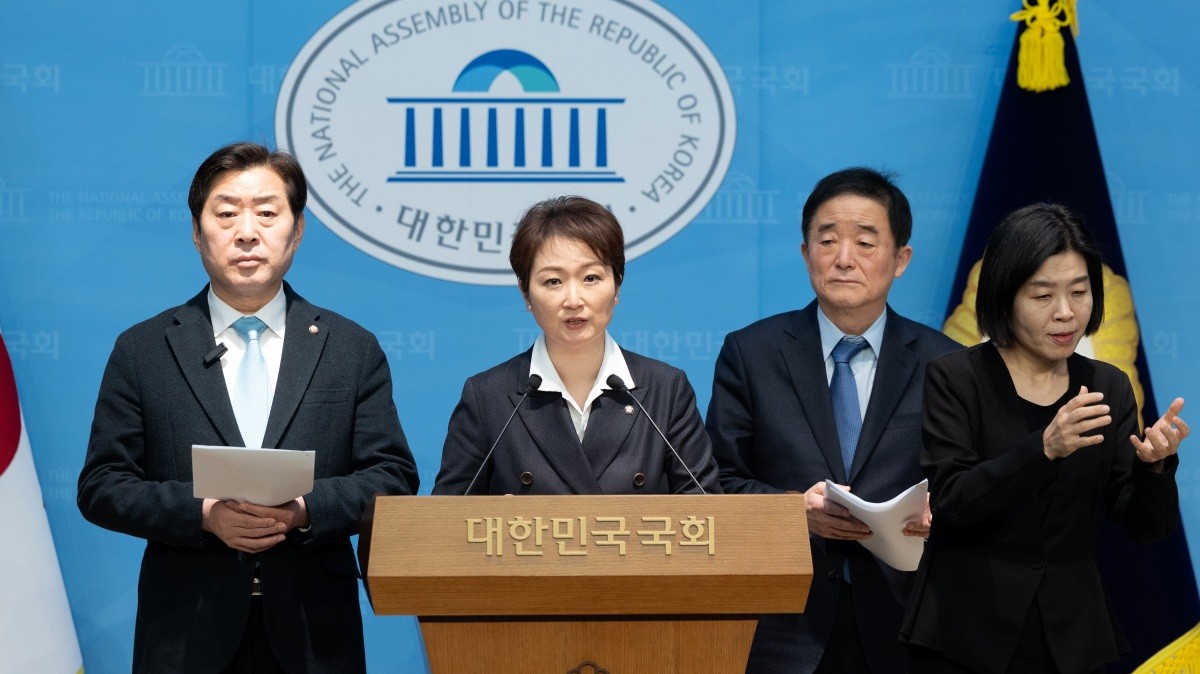 이언주, 황명선, 강득구 더불어민주당 최고위원이 지난달 23일 서울 여의도 국회 소통관에서 정청래 대표의 조국혁신당과의 합당 제안과 관련해 규탄 및 사과를 촉구하는 기자회견을 하고 있다. / 뉴스1