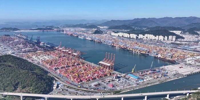 부산항이 글로벌 보호무역 강화와 지정학적 리스크 속에서도 3년 연속 역대 최대 물동량을 기록하며 세계적 환적 허브로서의 경쟁력을 재확인했다. / 사진제공=부산항만공사
