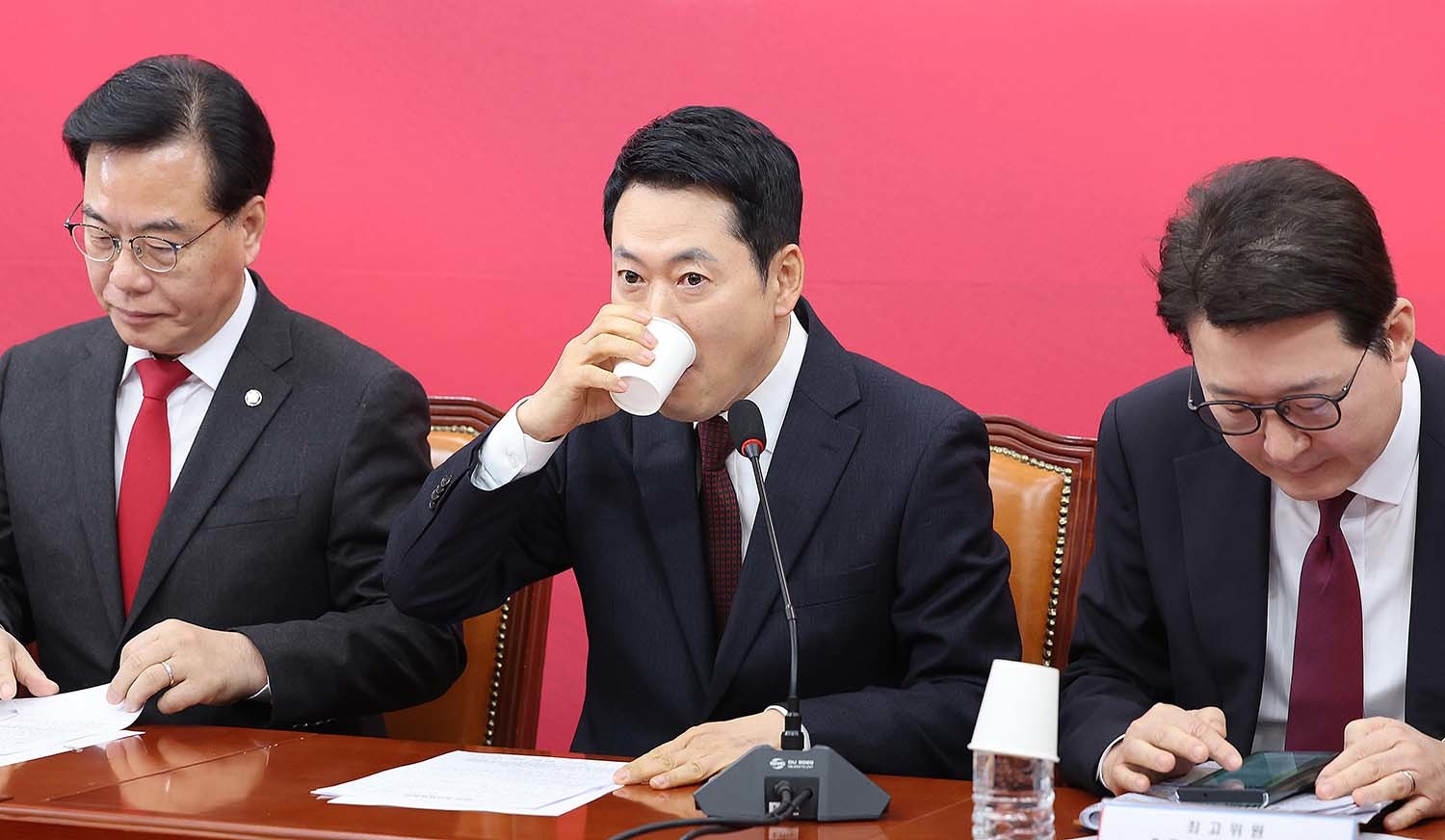 장동혁 국민의힘 대표가 2이 서울 여의도 국회에서 열린 최고위원회의에서 목을 축이고 있다. / 뉴스1