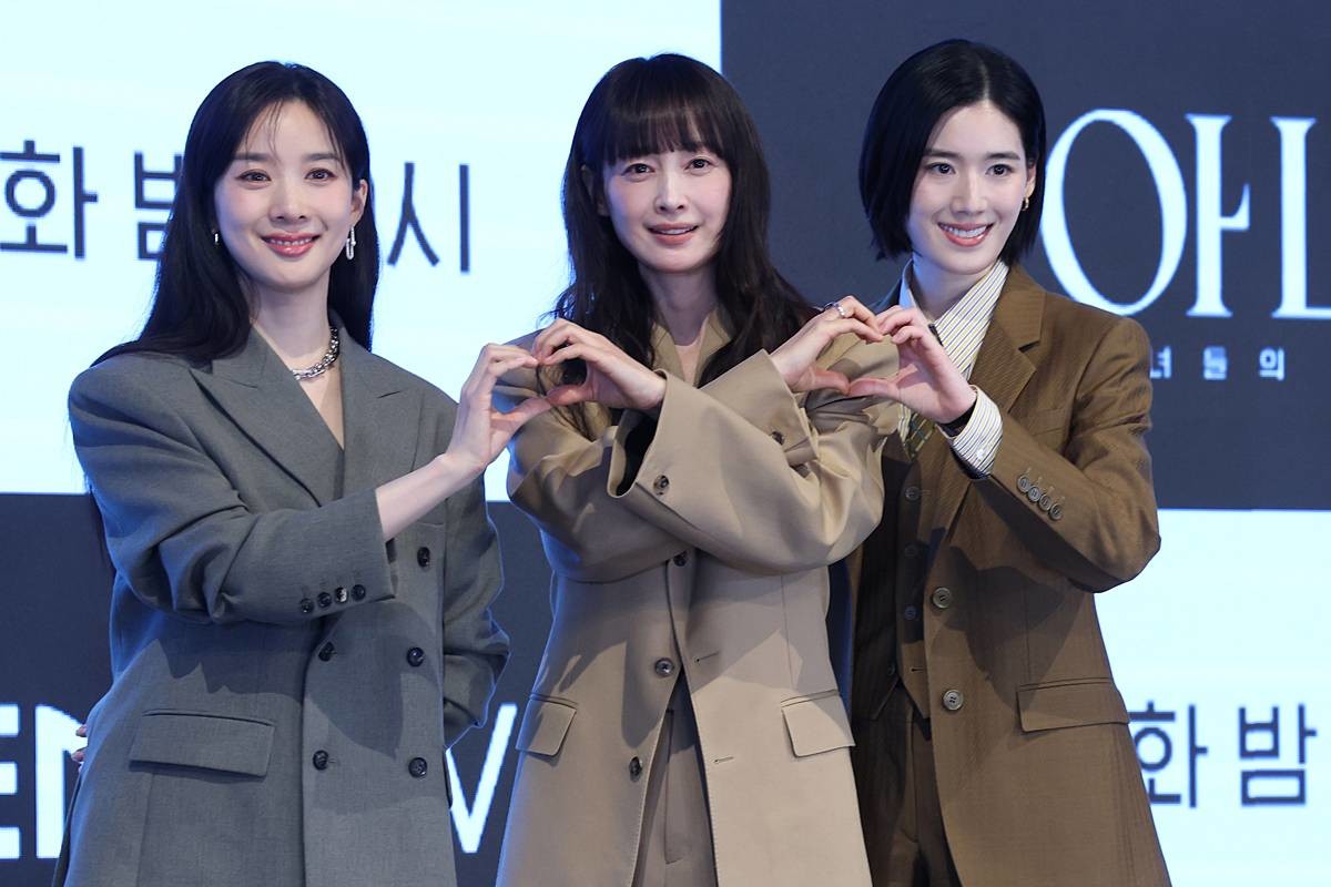 지난달 26일 오후 서울 구로구 디큐브시티 더세인트에서 열린 ENA 새 월화드라마 '아너 : 그녀들의 법정'(극본 박가연, 연출 박건호) 제작발표회에서 배우 이청하(왼쪽부터), 이나영, 정은채가 포즈를 취하고 있다. '아너 : 그녀들의 법정'은 거대한 스캔들이 되어 돌아온 과거에 정면 돌파로 맞서는 세 여성 변호사의 미스터리 추적극으로 다음 달 2일 첫 방송된다 / 뉴스1