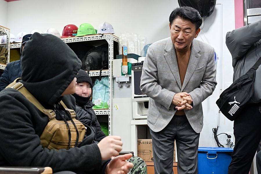 의정부시는 2월 3일 오전 5시경 관내 일용근로자들의 노고를 격려하고 현장의 목소리를 청취하기 위해 현장방문을 실시했다