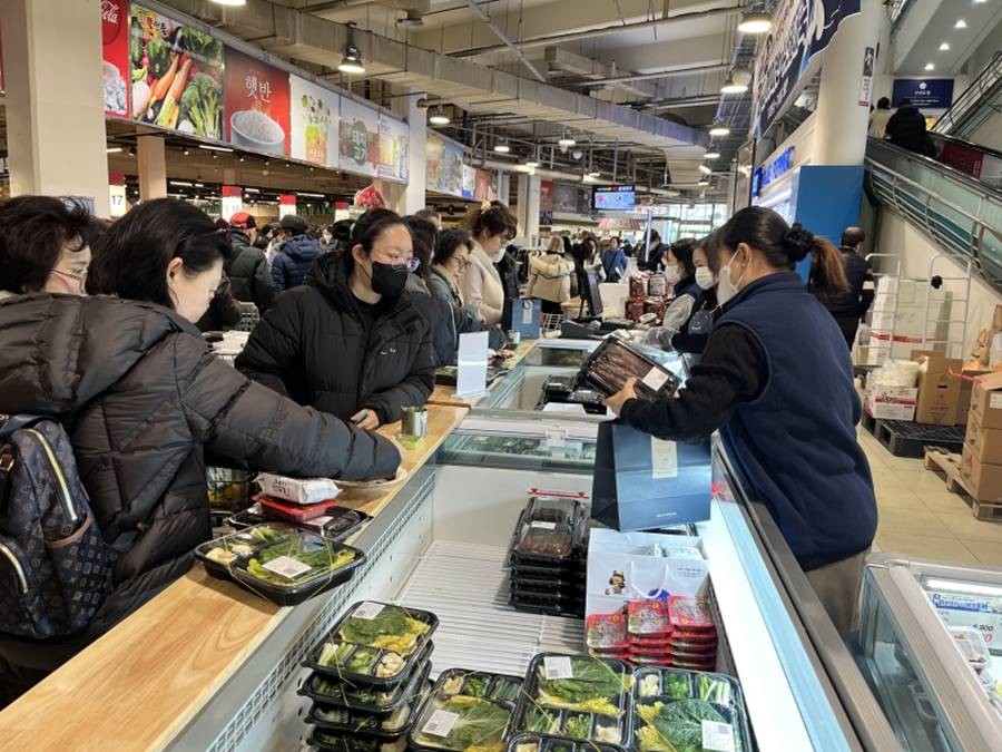 지난달 메가마트 부산 동래점에서 열린 ‘포항시 우수 수산물 홍보판매전’에서 과메기 홍보 및 판매 행사를 진행했다./포항시