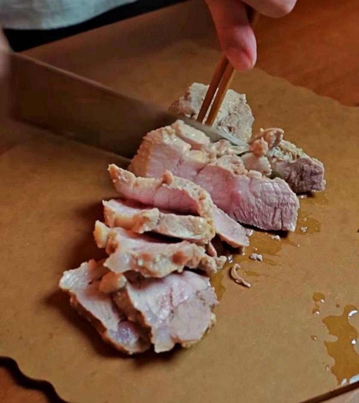 물 안 넣고도 촉촉하게 완성된 수육. / 유튜브 '성시경 SUNG SI KYUNG'