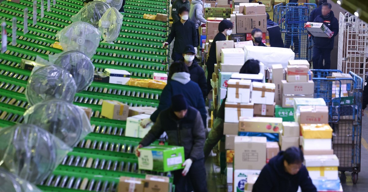 이번 설 연휴 기간에도 아르바이트를 계획한 사람이 10명 중 7명에 달하는 것으로 나타났다. 사진은 작년 설 연휴 택배 물류센터. / 뉴스1