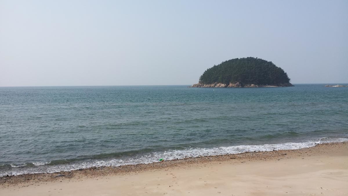 천리포 해변과 닭섬. / 연합뉴스