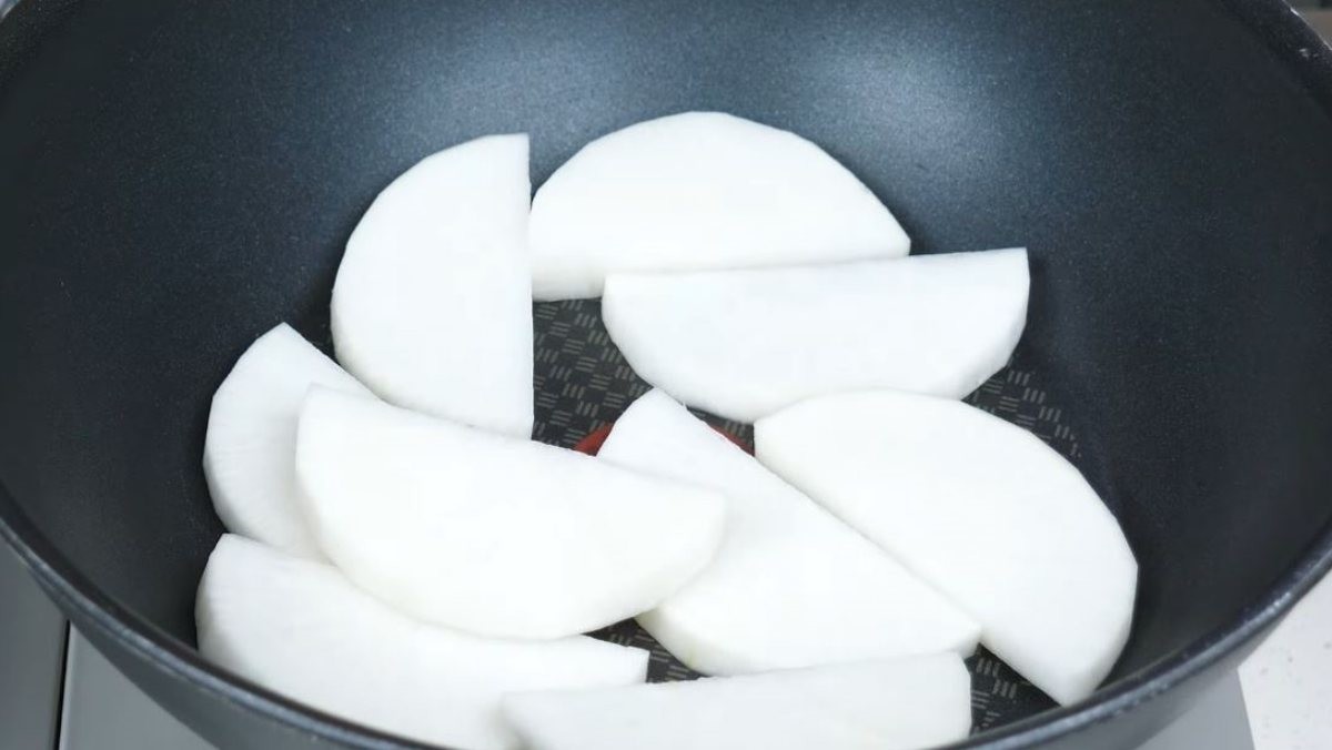 겨울 무를 한가득 냄비에 담은 모습. / 유튜브 '엄마의가정식'