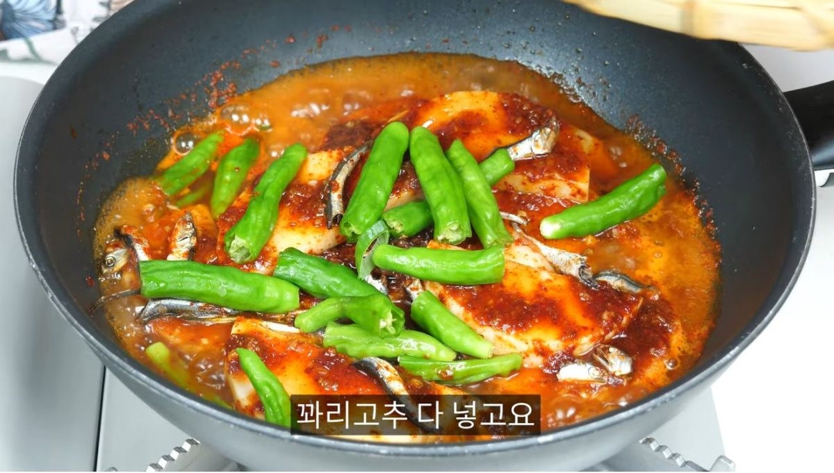 무조림에 손질한 꽈리고추를 넣는 모습. / 유튜브 '엄마의가정식'