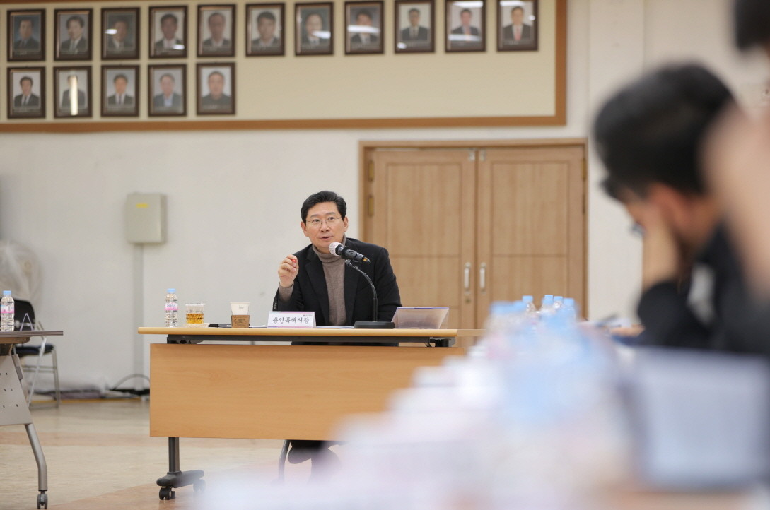 이상일 용인특례시장이 지난 2일 처인구청 대회의실에서 간부 공무원 회의를 열고, 현안에 대해 논의하고 있다. / 용인특례시