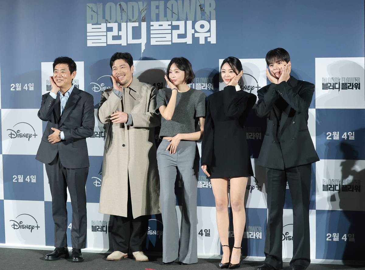 배우 성동일(왼쪽부터)과 신승훈, 금새록, 정소리, 려운이 지난달 27일 서울 용산구 CGV용산아이파크몰에서 열린 디즈니+ 오리지널 시리즈 '블러디 플라워' 제작발표회에서 포즈를 취하고 있다. '블러디 플라워'는 모든 불치병을 치료할 수 있는 능력을 가진 연쇄살인범을 둘러싼 사람들의 이야기를 그린 미스터리 스릴러다 / 뉴스1