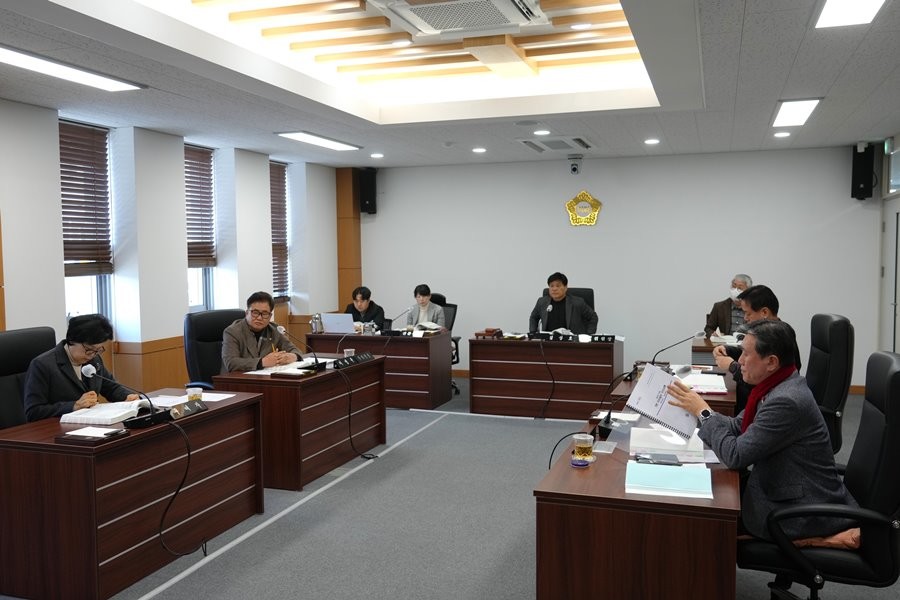 영천시의회 산업건설위원회 위원들이 지난달 시작으로 이달 2일에 걸쳐 제250회 임시회 기간 중 진행된 2026년도 주요업무보고 청취를 하고 있다. / 영천시의회 제공