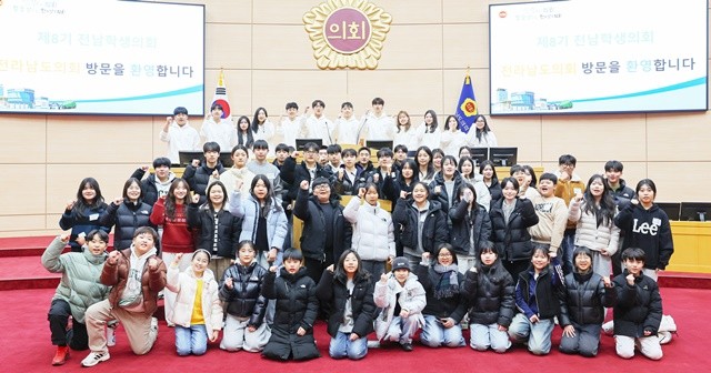 제8기 전남학생의회 의원들과 7기 학생의원들로 구성된 준비단이 역량강화 캠프 기간 중 전남도의회를 방문해 파이팅을 외치고 있다.