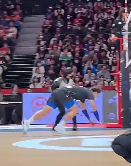 이하 공을 맞힌 스태프에게 달려가 슬라이딩 사과하는 니시다 유지. / 유튜브 채널 'Worldwide Sports News'