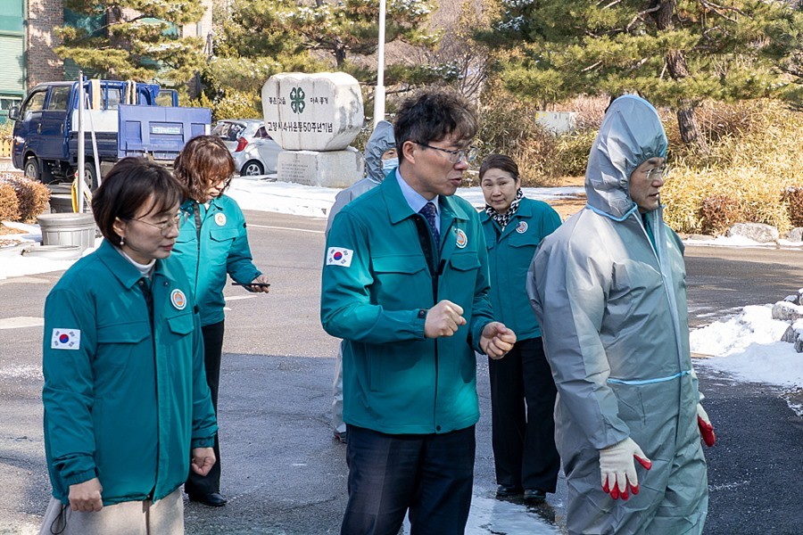 거점소독시설 운영현황과 소독기 작동상태를 확인하고 있다