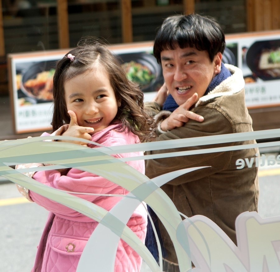 영화 '7번방의 선물' 주연 배우 류승룡과 갈소원 / (주)NEW