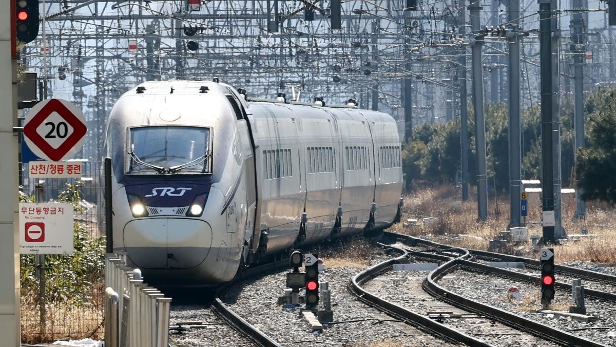 SRT열차가 3일 오후 서울역에 진입하고 있다.  / 뉴스1