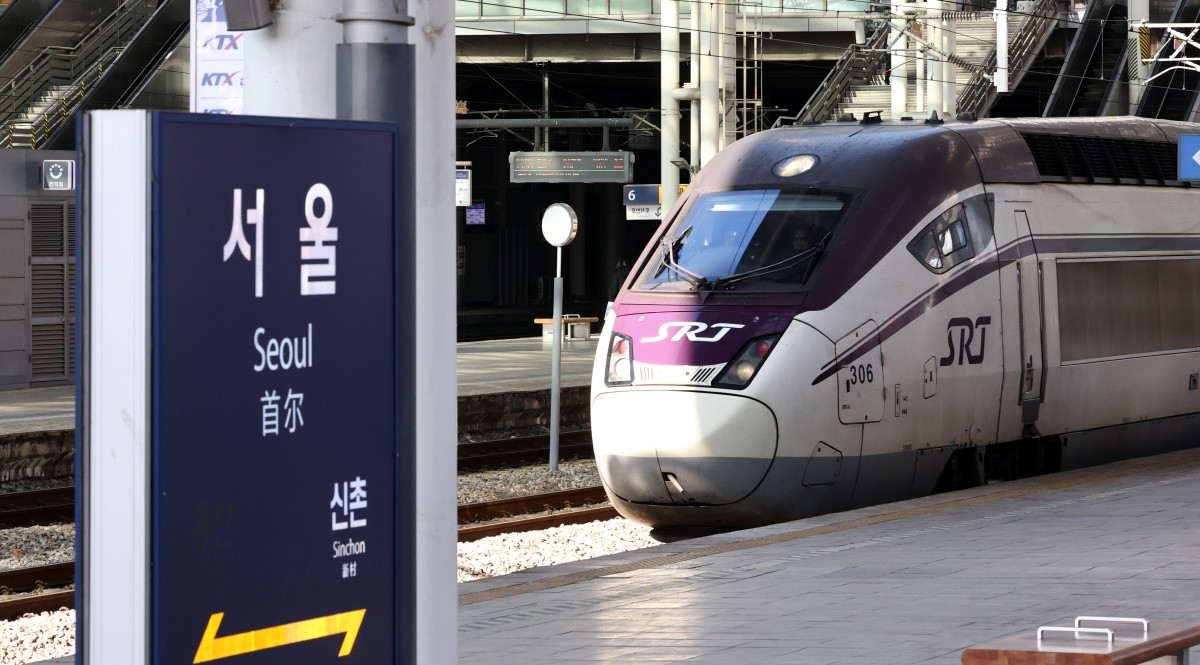 SRT열차가 3일 오후 서울역에 진입하고 있다.  / 뉴스1