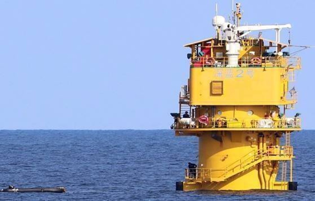 중국이 서해 한중 잠정조치수역에 설치된 구조물 선란 2호에서 중국 쪽 인원들이 작업하는 모습. / 이병진 더불어민주당 의원실