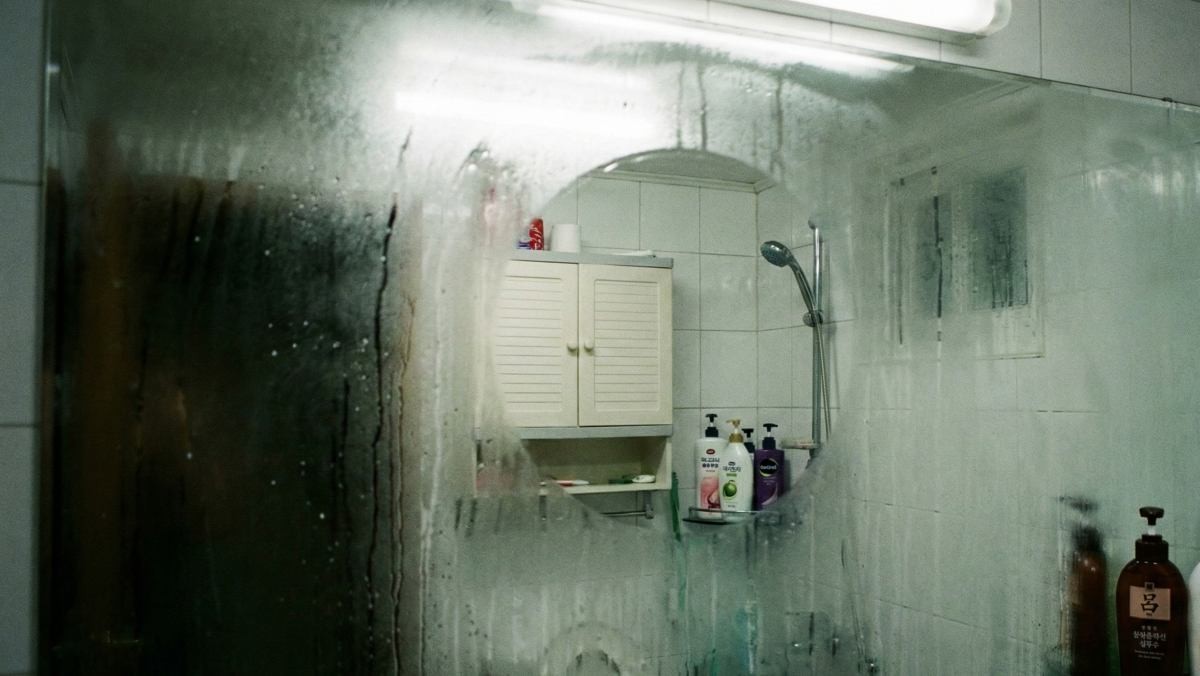 거울에 서린 김 (AI로 제작됨)