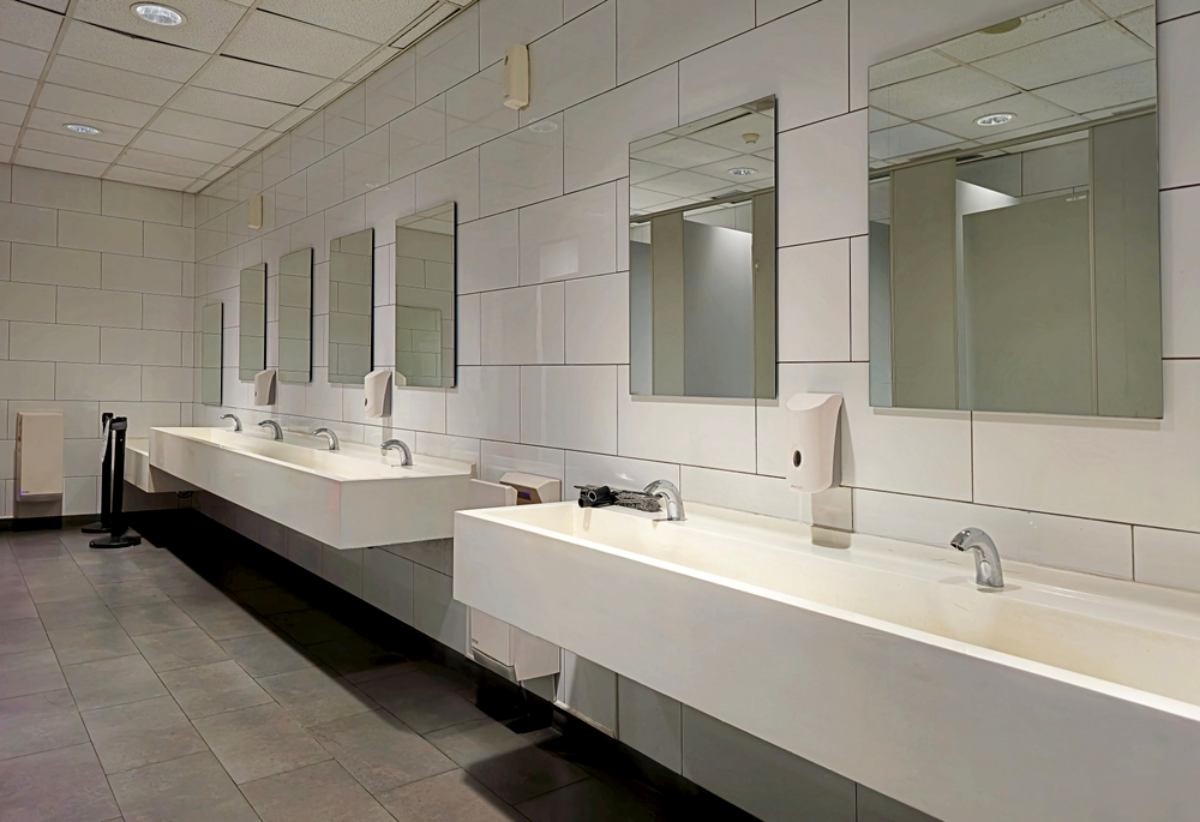 화장실 거울 / SkyroseStudio-shutterstock.com