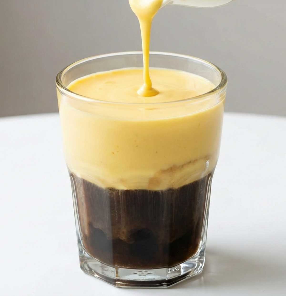 완성된 베트남식 에그커피. 기사 내용 토대로 AI툴 활용해 제작한 자료사진.