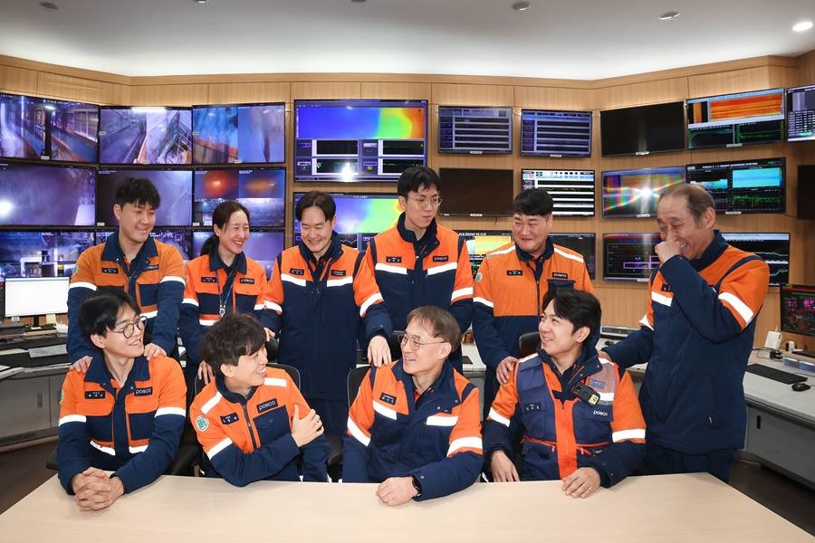 인공지능(AI) 기반 소결 공정 스마트 제어 시스템을 개발한 포항제철소 제선부 및 기술연구원 공정DX연구소 직원들/포스코