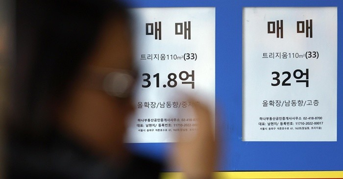 청와대가 다주택자 양도소득세 중과 유예 종료를 오는 5월 9일로 확정하며 다주택자들을 강하게 압박하는 가운데 3일 서울 송파구 한 공인중개사 사무실에 아파트 급매 매물 안내문이 붙어 있다. 이재명 대통령은 전날 '개포 4억 낮춘 급매 나와…'좀 더 지켜보자' 거래는 아직'이라는 제목의 기사를 엑스에 공유하며 부동산 시장 상황을 예의주시하고 있는 것으로 보인다. / 뉴스1