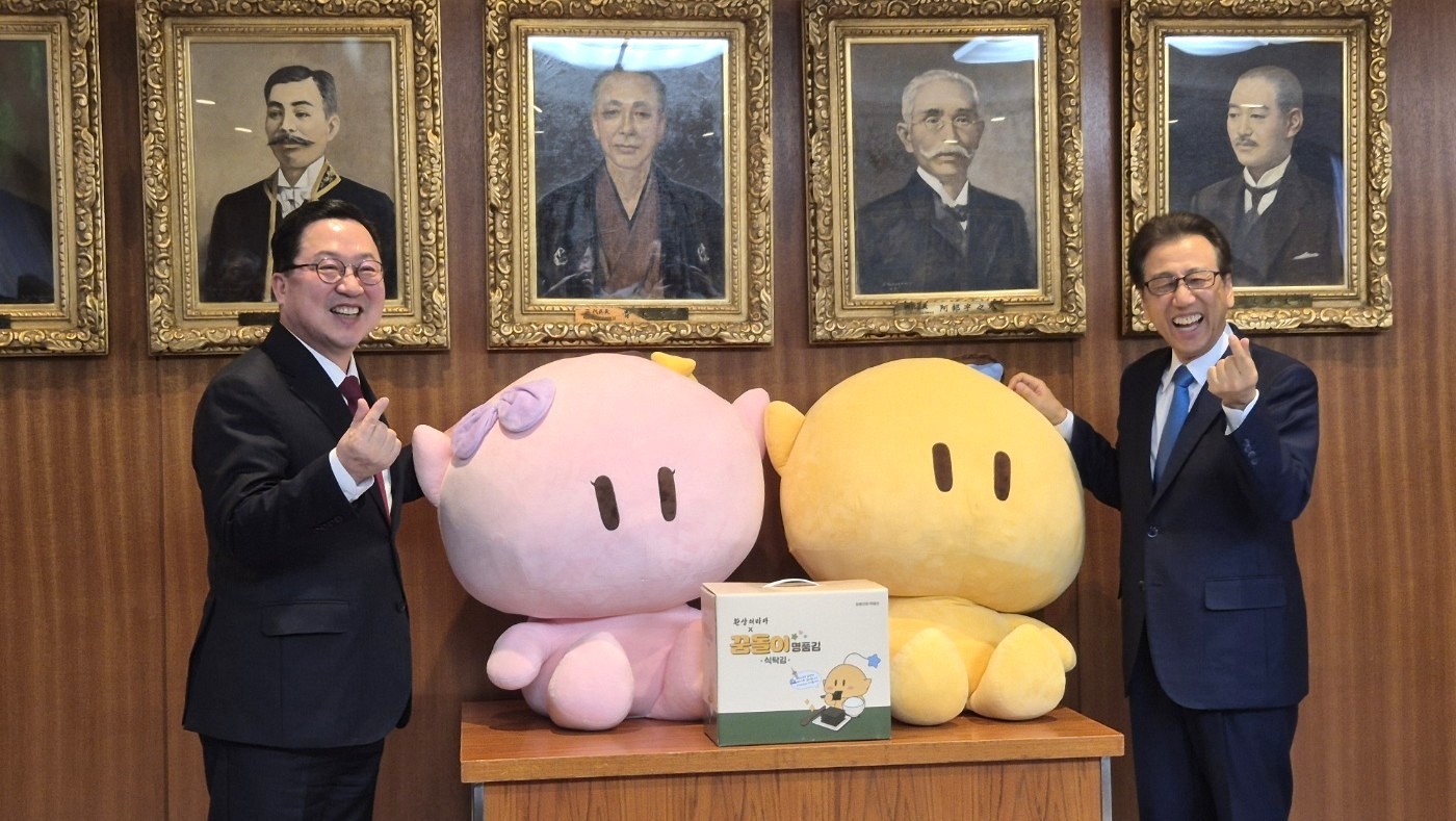 이장우 대전시장(왼쪽)과 야마모토 가쓰히로 삿포로시장(오른쪽)이 대전 대표 캐릭터 ‘꿈돌이·꿈순이’와 함께 기념촬영을 하고 있다. 이번 만남은 자매결연 15주년을 맞아 이뤄졌다./사진=김지연 기자