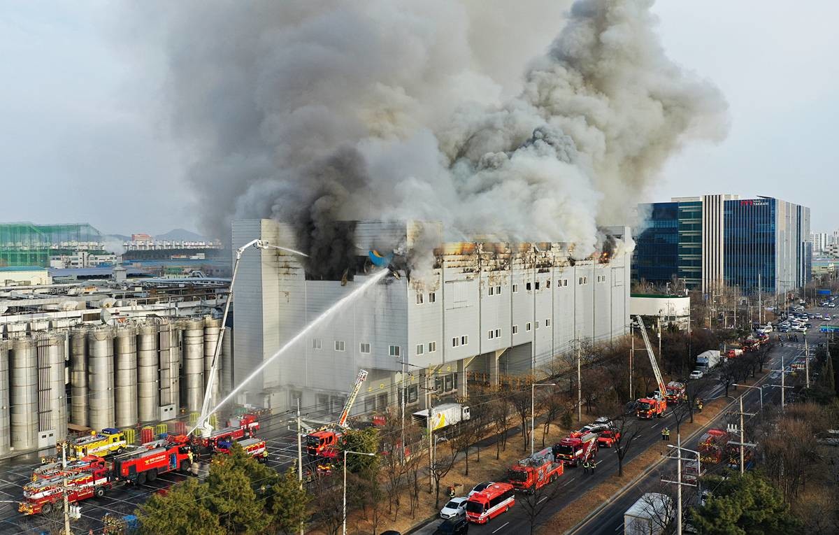 지난 3일 오후 경기 시흥시 정왕동 SPC삼립 시화공장에서 불이 나 소방 당국이 대응 1단계를 발령하고 진화 작업을 벌이고 있다 / 뉴스1
