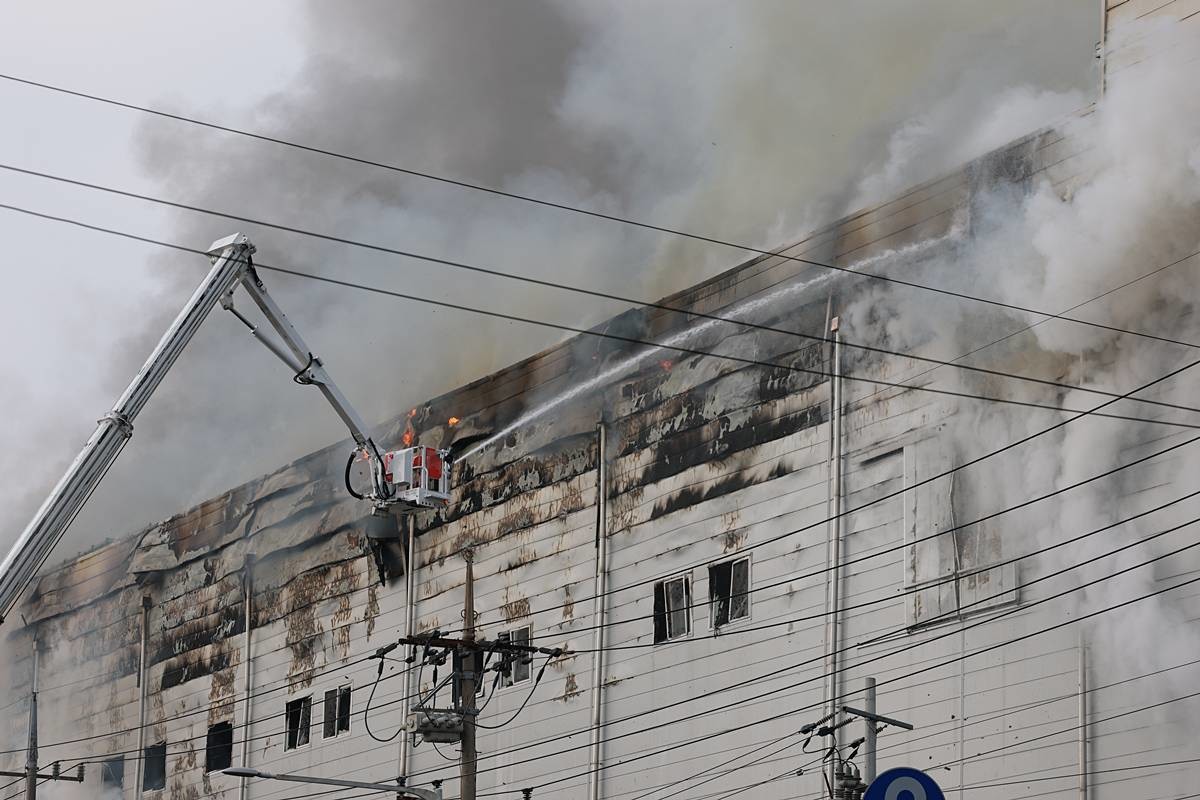 지난 3일 오후 경기 시흥시 정왕동 SPC삼립 시화공장에서 불이 나 소방 당국이 대응 1단계를 발령하고 진화 작업을 벌이고 있다 / 뉴스1