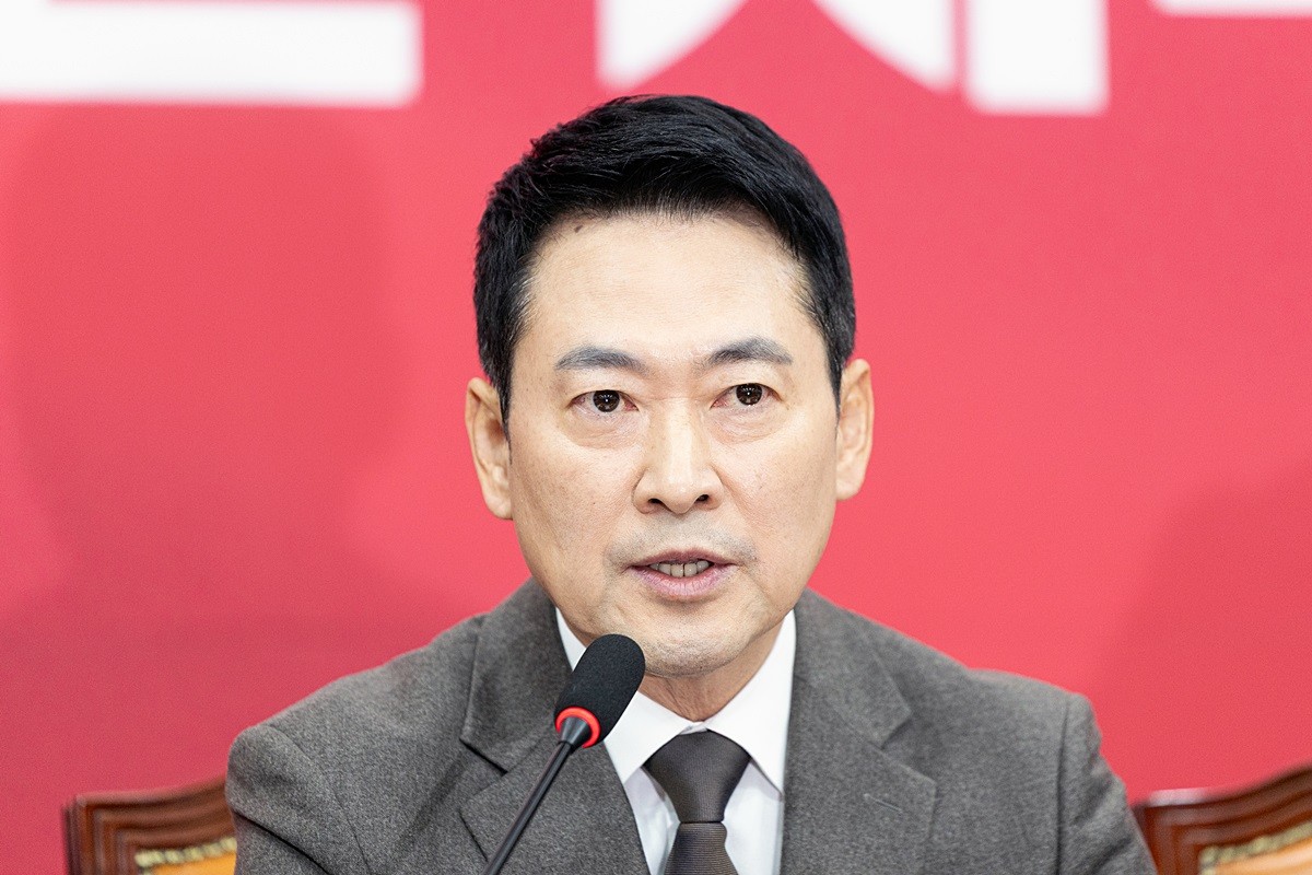 장동혁 국민의힘 대표 자료 사진. 장동혁 대표가 이재명 대통령이 다주택자를 겨냥한 메시지를 잇달아 내놓는 것에 대해 입장을 밝혔다. 장동혁 대표는 '(미국) 관세 장벽은 높고 당내 2인자 싸움은 사생결단이니 그 분노의 화살을 돌릴 만만한 곳이 결국 집 가진 중산층뿐이었느냐'라고 비판했다. 장 대표는 3일 페이스북에서 '대통령님, 요즘 참으로 조바심이 나시는 모양'이라며 이렇게 말했다. / 뉴스1