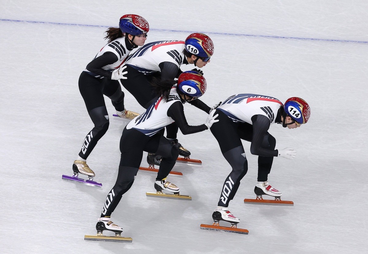 이탈리아 밀라노 아이스스케이팅 아레나에서 대한민국 쇼트트랙이 계주 훈련을 하고 있다. / 뉴스1